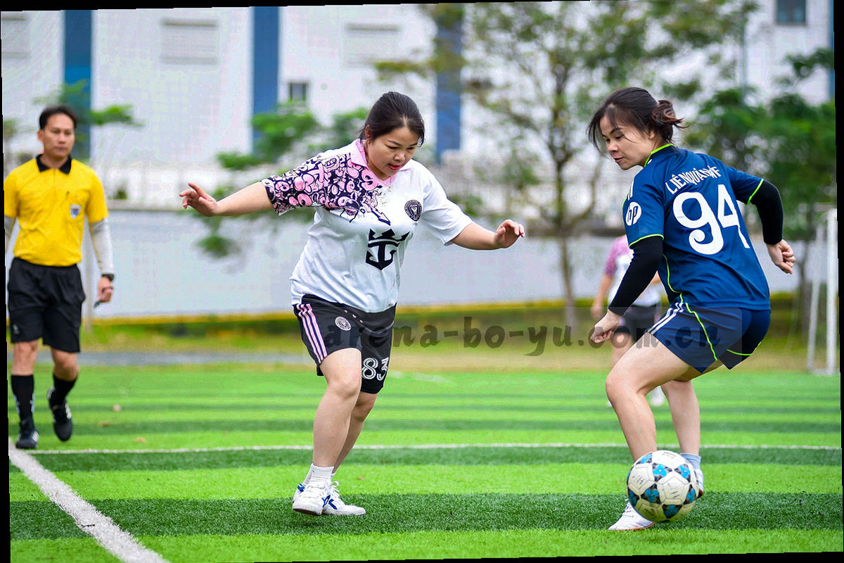 深海蓝背景上以同心几何线条构成的保护结构，荧光青细线勾勒出层层环状轮廓